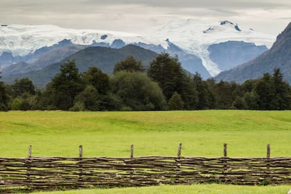 Una vista fenomenal del volcán Michimahuida y su extenso glaciar homónimo.
