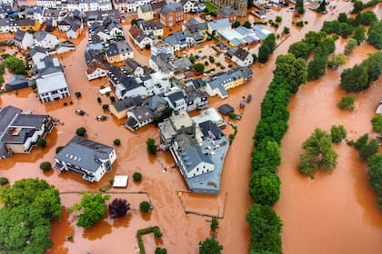 Una vista general de las casas sumergidas después de que las inundaciones devastaran partes del oeste de Alemania