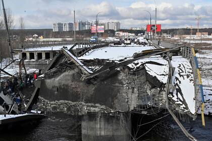 Una vista general de un puente destruido en la ciudad de Irpin, al noroeste de Kiev