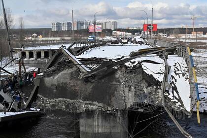 Una vista general de un puente destruido en la ciudad de Irpin, al noroeste de Kiev, el 8 de marzo de 2022