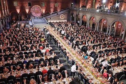  Una vista general del banquete, en el Ayuntamiento de Estocolmo. Ese mismo domingo, pero en el Ayuntamiento de Oslo, capital de Noruega, la familia real –los reyes Harald y Sonia, y los príncipes Haakon de Noruega Mette-Marit– dijo presente en la entrega de los premios Nobel de la Paz