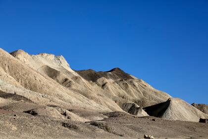 Una vista general del cañón Twenty Mule Team en el Parque Nacional Valle de la Muerte, en California