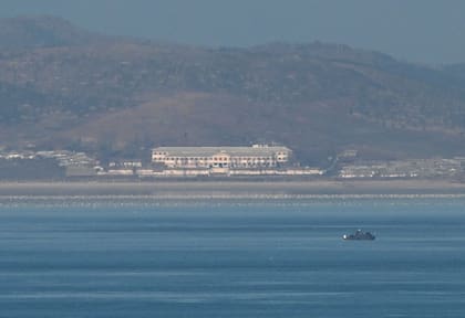 Una vista general muestra un barco no identificado frente a la costa de Corea del Norte, visto desde un punto de vista en la isla Yeonpyeong, cerca de la frontera marítima de la 'línea límite norte' con Corea del Norte, el 6 de enero de 2024. El ejército de Corea del Norte disparó más de 60 rondas de artillería cerca de Yeonpyeong Island el 6 de enero, dijo el ejército de Seúl, un día después de que ambas partes realizaron ejercicios con fuego real en la misma zona, cerca de su frontera marítima en disputa.(Photo by Jung Yeon-je / AFP)