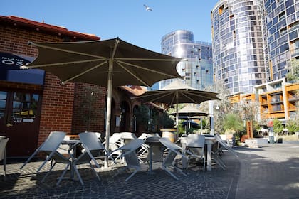 Una vista general muestra un restaurante vacío en el área normalmente concurrida de Elizabeth Quay en Perth el 31 de enero de 2021