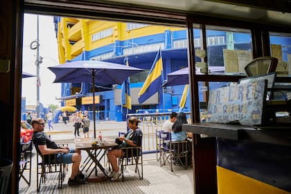 Una vista imponente de la Bombonera desde La Glorieta de Quique