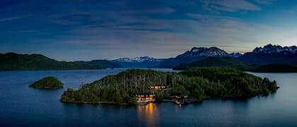 Una vista imponente de La Soplada, la isla de Francis Mallmann en el Lago de Plata, Chubut (Foto: plansouthamerica.com)