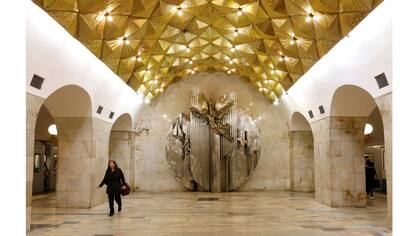 Una vista interior de la estación de metro Aviamotornaya en Moscú, Rusia