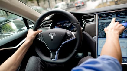 Una vista interna del Tesla Model S, el modelo involucrado en el accidente que tuvo uno de los autos con la función Autopilot