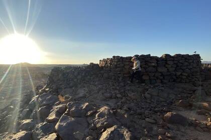 Una vista más cercana de una de las miles de tumbas con forma de ojo de cerradura que bordean las avenidas funerarias en el noroeste de Arabia Saudita