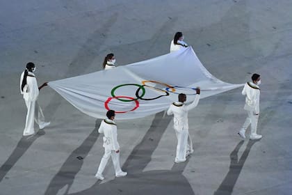 Una vista muestra la bandera olímpica que se lleva durante la ceremonia de apertura de los Juegos Olímpicos de Tokio 2020, en el Estadio Olímpico, en Tokio, el 23 de julio de 2021.