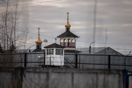Una vista muestra una iglesia ortodoxa en los terrenos de la colonia penal N2, donde el crítico del Kremlin Alexei Navalny ha sido trasladado para cumplir una pena de prisión de dos años y medio por violar la libertad condicional, en la ciudad de Pokrov el 1 de marzo de 2021