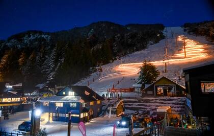 Una vista nocturna de la pista de Cerro Bayo.