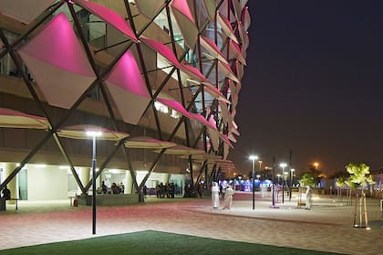 Una vista nocturna de los alrededores del Estadio de Al Ain