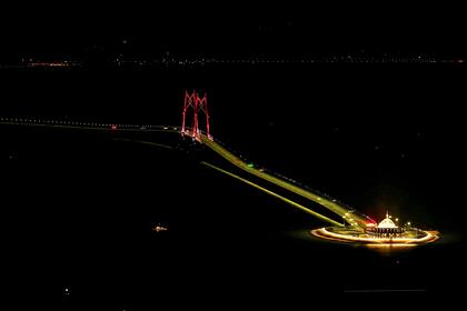 Una vista nocturna muestra la entrada del puente desde Zhunhai