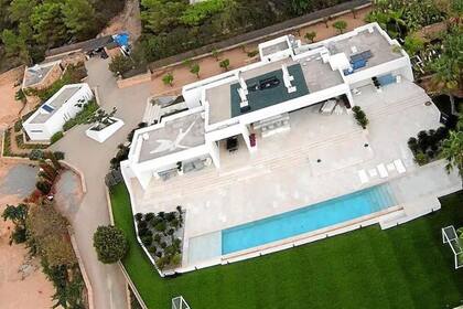 Una vista panorámica de la casa que compró Messi en Ibiza