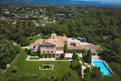 Una vista panorámica de la casa y sus alrededores