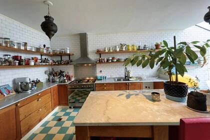 Una vista panorámica de la cocina de Juana Viale: su casa está a la venta por U$S 950.000