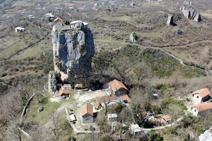 Una vista panorámica del Katskhi Pillar, un monolito natural de piedra caliza, de 40 metros de altura