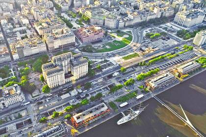 Una vista panormica del Parque y el Paseo del Bajo