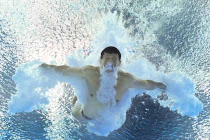 Una vista submarina muestra a Nikita Shleikher, de Rusia, en la prueba de trampolín de 3 metros, en saltos ornamentales.