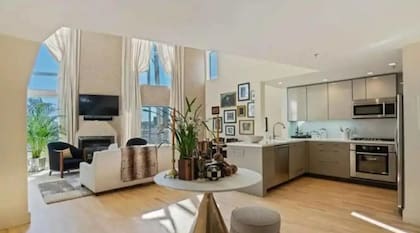 Una visual de la cocina integrada al living comedor