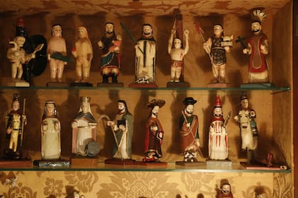 Una vitrina con figuras religiosas