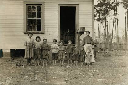 Una viuda con sus hijos; todos trabajadores en un molino en Georgia (1908)