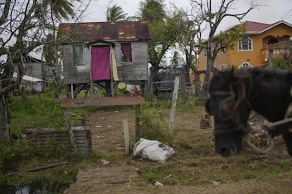 Una vivienda de madera se sostiene sobre pilotes en Ann´s Grove, una de las comunidades más pobres de Guyana