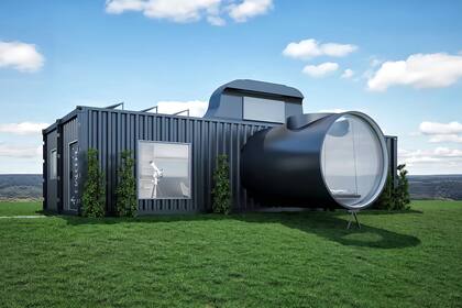 Una vivienda inspirada en una cámara de fotos hecha con containers en medio de una montaña