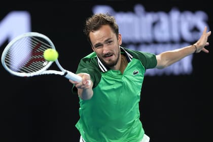 Una volea de Daniil Medvedev en la semifinal del Australian Open ante el alemán Alexander Zverev