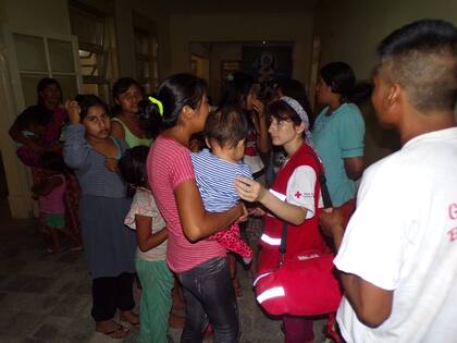 Una voluntaria de Cruz Roja asiste a las familias afectadas por la inundación