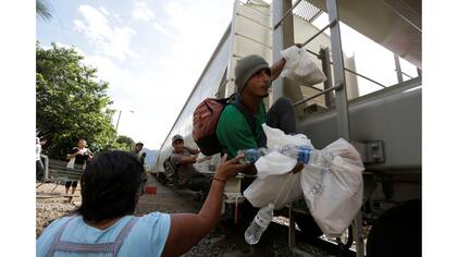Una voluntaria entrega alimentos