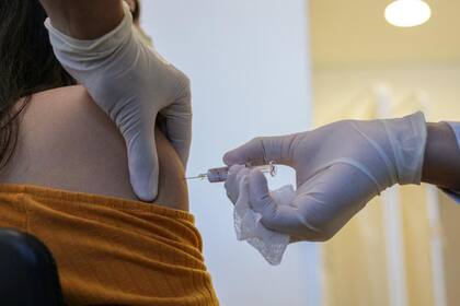 Una voluntaria recibe una dosis de una vacuna experimental del laboratorio chino Sinovac Biotech en San Pablo, Brasil