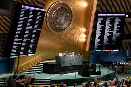 Una votación se lleva a cabo sobre una resolución durante una reunión de la Asamblea General de Naciones Unidas, el jueves 7 de abril de 2022, en la sede de la ONU. (AP Foto/John Minchillo)