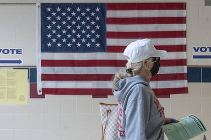 Una votante entra a la mesa de votación de la escuela primaria de Lowes Island en Sterling, Virginia