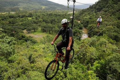 Una vuelta en una bicicleta aérea, para sentirse equilibrista