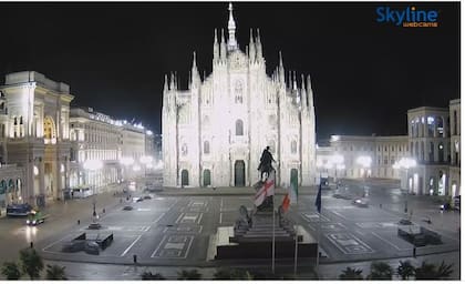 Una webcam muestra el Duomo de Milán y la galería, en una noche solitaria. Se pueden recorrer más de 60 países del mundo por medio de cámaras