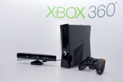 Una Xbox 360 con un control y el módulo Kinect
