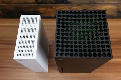 Una Xbox Series S y una Series X; Microsoft dice que la demanda de sus consolas supera su capacidad de producción, y que recién logrará equilibrarla en 2021