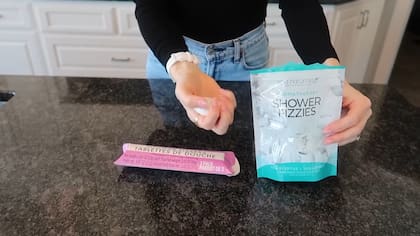 Una Youtuber encontró unas tabletas aromáticas para la ducha en Dollar Tree; el comercio las vende a US$1,25, mientras que en Amazon cuestan US$10