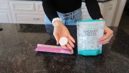 Una Youtuber encontró unas tabletas aromáticas para la ducha en Dollar Tree; el comercio las vende a US$1,25, mientras que en Amazon cuestan US$10