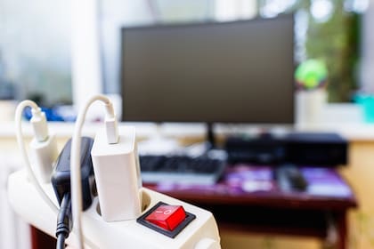 Una zapatilla de enchufes con interruptor permite cortar el suministro eléctrico a varios dispositivos al mismo tiempo, evitando el consumo innecesario de energía