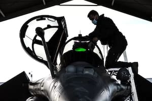 Una zona de exclusión aérea se refiere a cualquier región del espacio aéreo donde se ha establecido que ciertas aeronaves no pueden volar