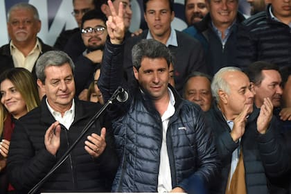 Sergio Uñac, en la sede del PJ sanjuanino, junto al vicegobernador Roberto Gattoni (izquierda)