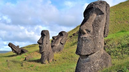 Unas 1.000 estatuas de piedra, conocidas como moáis, se alzan en la Isla de Pascua