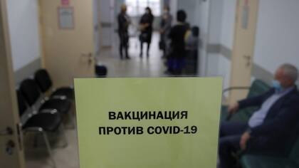 Unas 100.000 personas ya han sido vacunadas con la Sputnik V en Rusia.