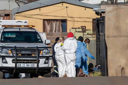 Unas 19 víctimas en total murieron durante tiroteos en un bar de Soweto, informó la policía el 10 de julio de 2022