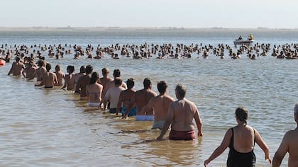 Unas 2000 personas unidas para permanecer a flote en el lago Epecuén