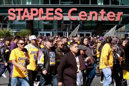 Unas 20.000 personas acudieron a la despedida a la ex estrella de Los Angeles Lakers; lo recaudado por entradas será destinado a su fundación.