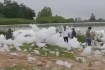 Unas 24 toneladas de detergentes se volcaron al río luego de un accidente